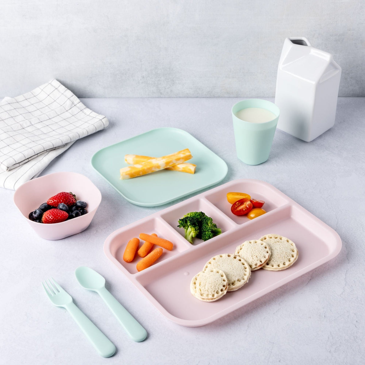 Kids' Plastic Dinnerware Set, Serves 4, 24-pc, Dishwasher Safe I2E7 - product image 4