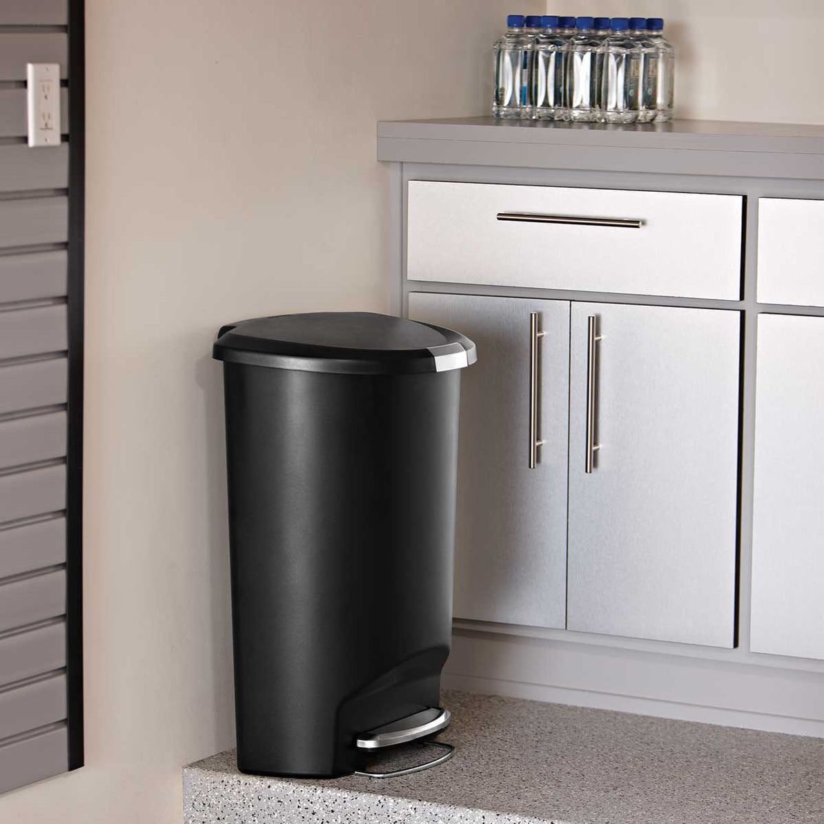 Plastic D-Shaped Step Garbage Can, Black, 50-L L0Z1 - product image 6